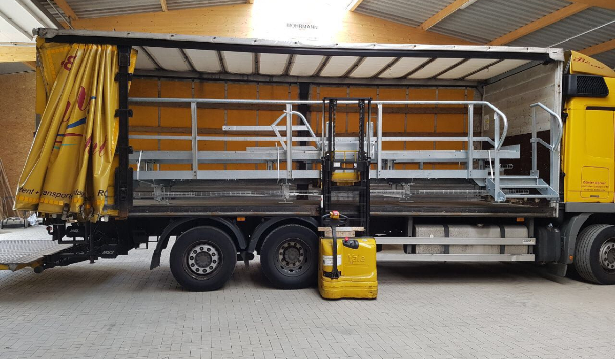 LKW im Lagerhaus